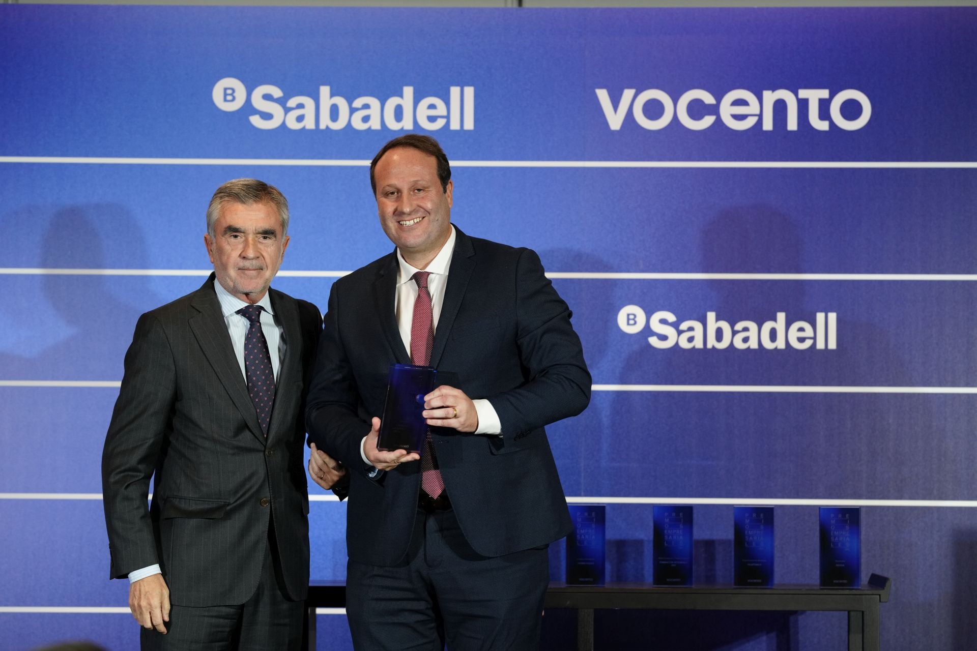 El director de Comunicación del Consorci de la Zona Franca de Barcelona, Lluís López Yuste, recibe el Premio a la Innovación de la mano del adjunto al consejero delegado de Vocento, Iñaki Arechabaleta.