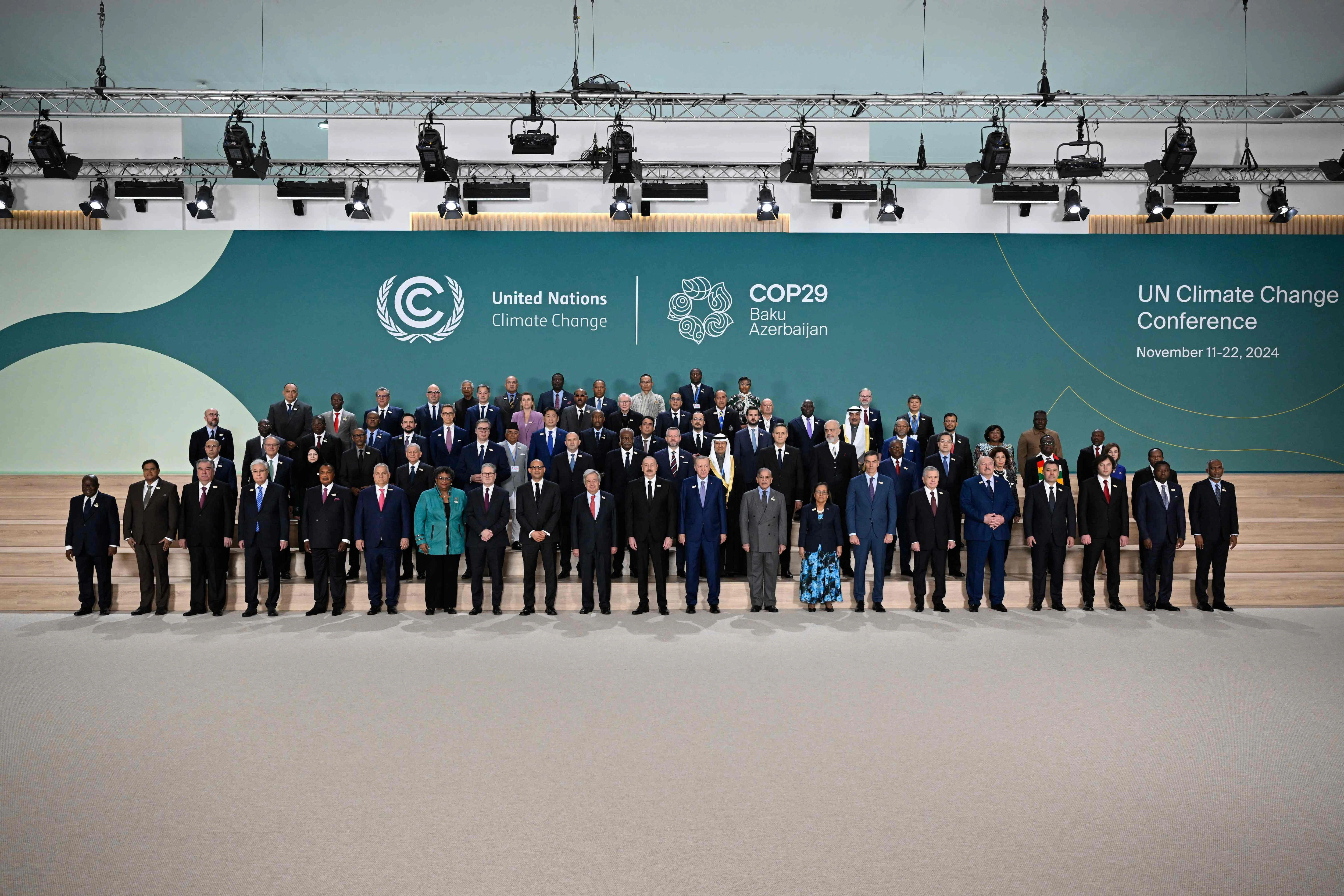 Los participantes posan para una foto de familia durante la COP29 en Bakú.