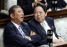 El primer ministro nipón, Shigeru Ishiba, aparentemente dormido durante la sesión de investidura.