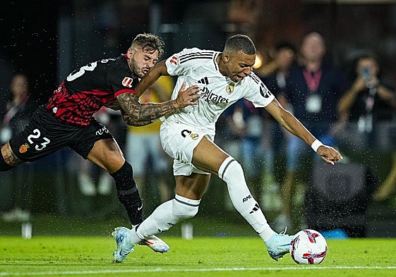 Maffeo y Mbappé disputan el balón durante el último Mallorca- Real Madrid de Liga.