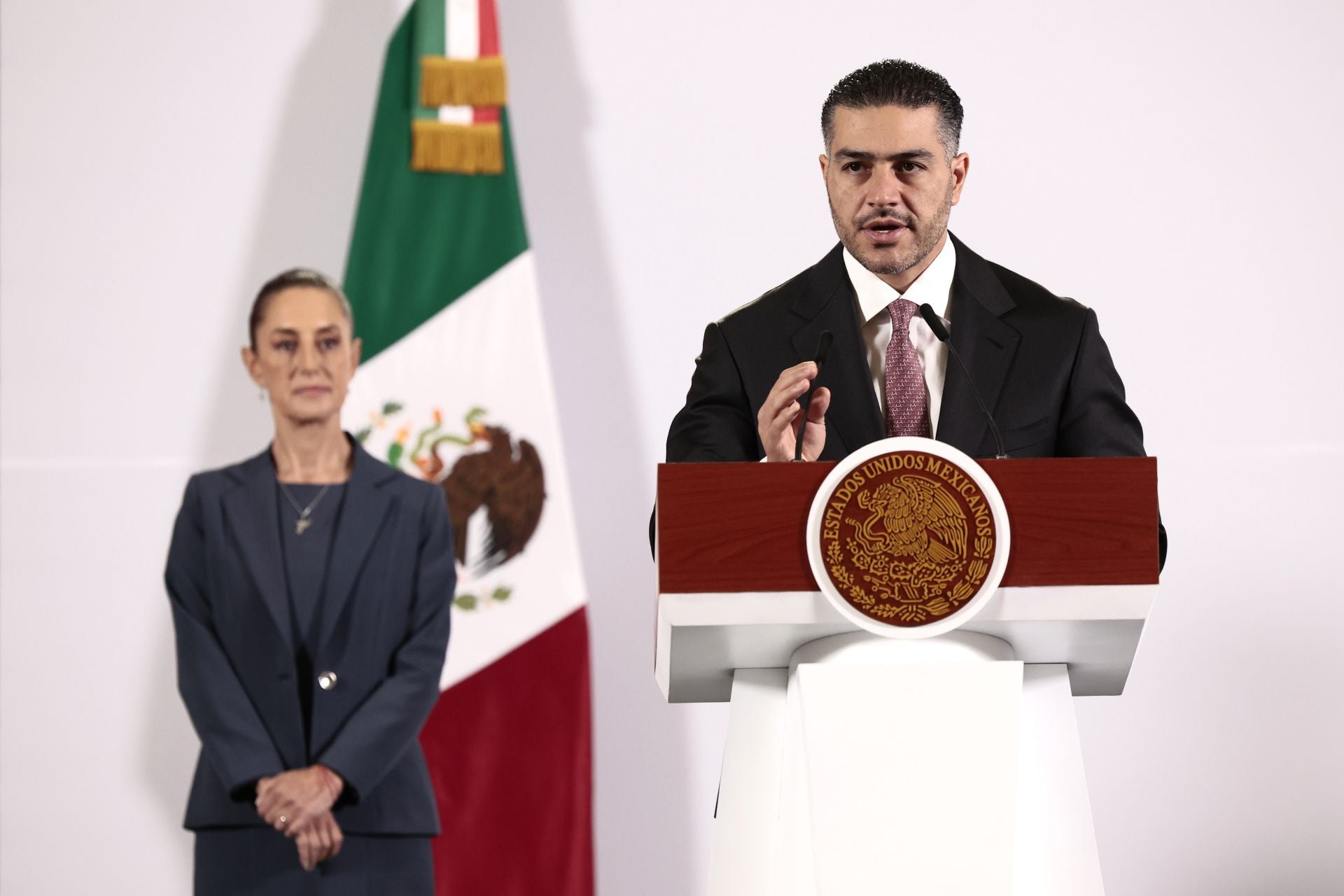 Omar García Harfuch, secretario de Seguridad y Protección Ciudadana, acompañado de la presidenta mexicana Claudia Sheinbaum.