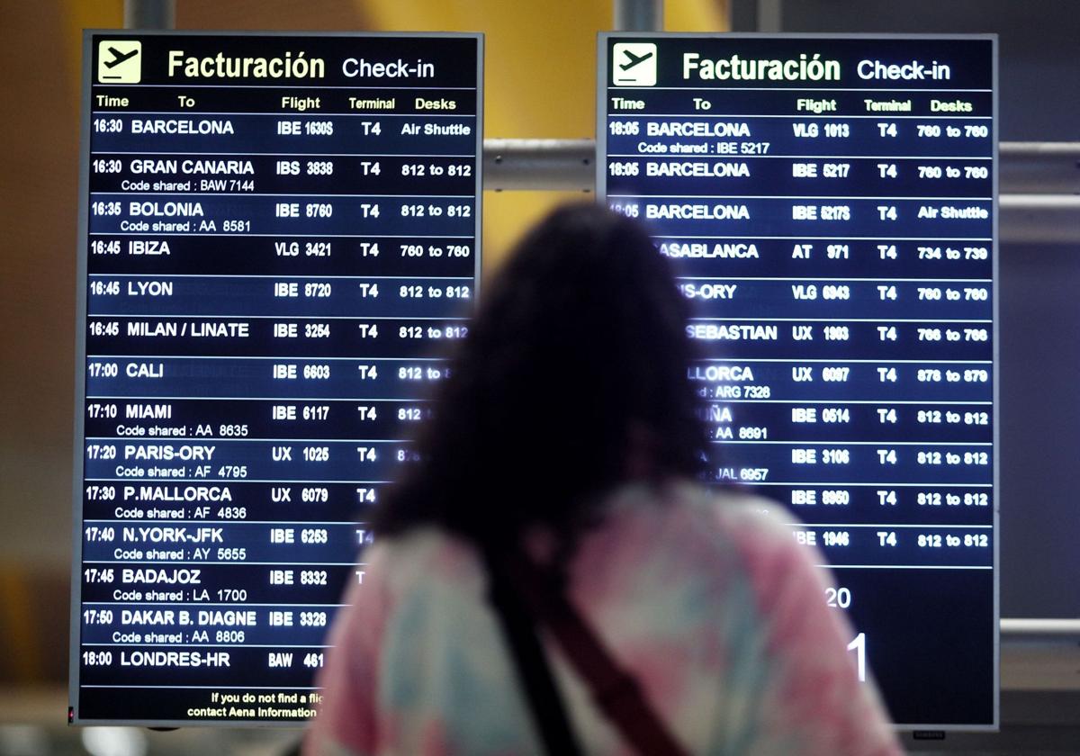 Un panel informativo en Barajas.