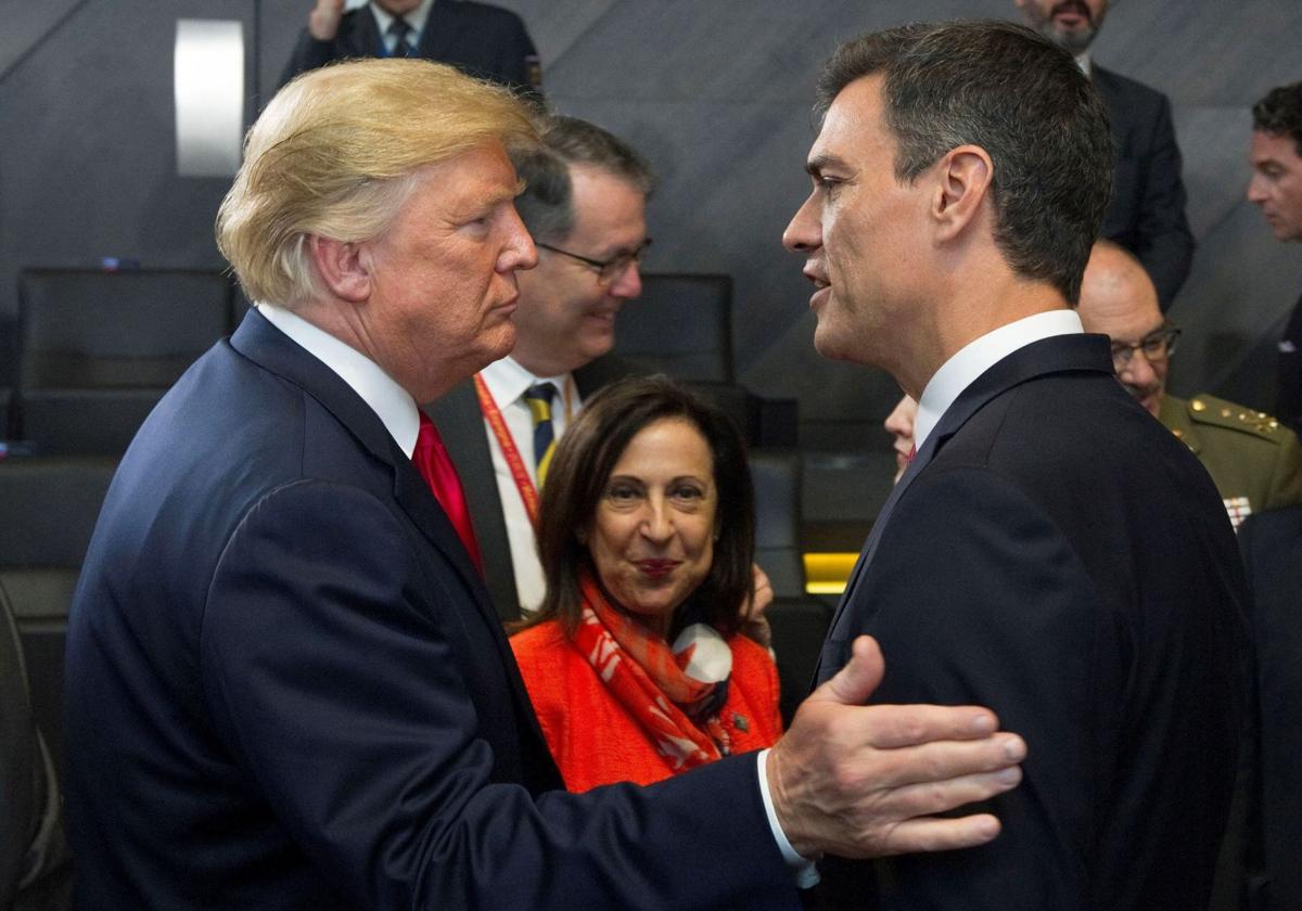 Donald Trump y Pedro Sánchez conversan en la cumbre de la OTAN celebrada en julio de 2018.