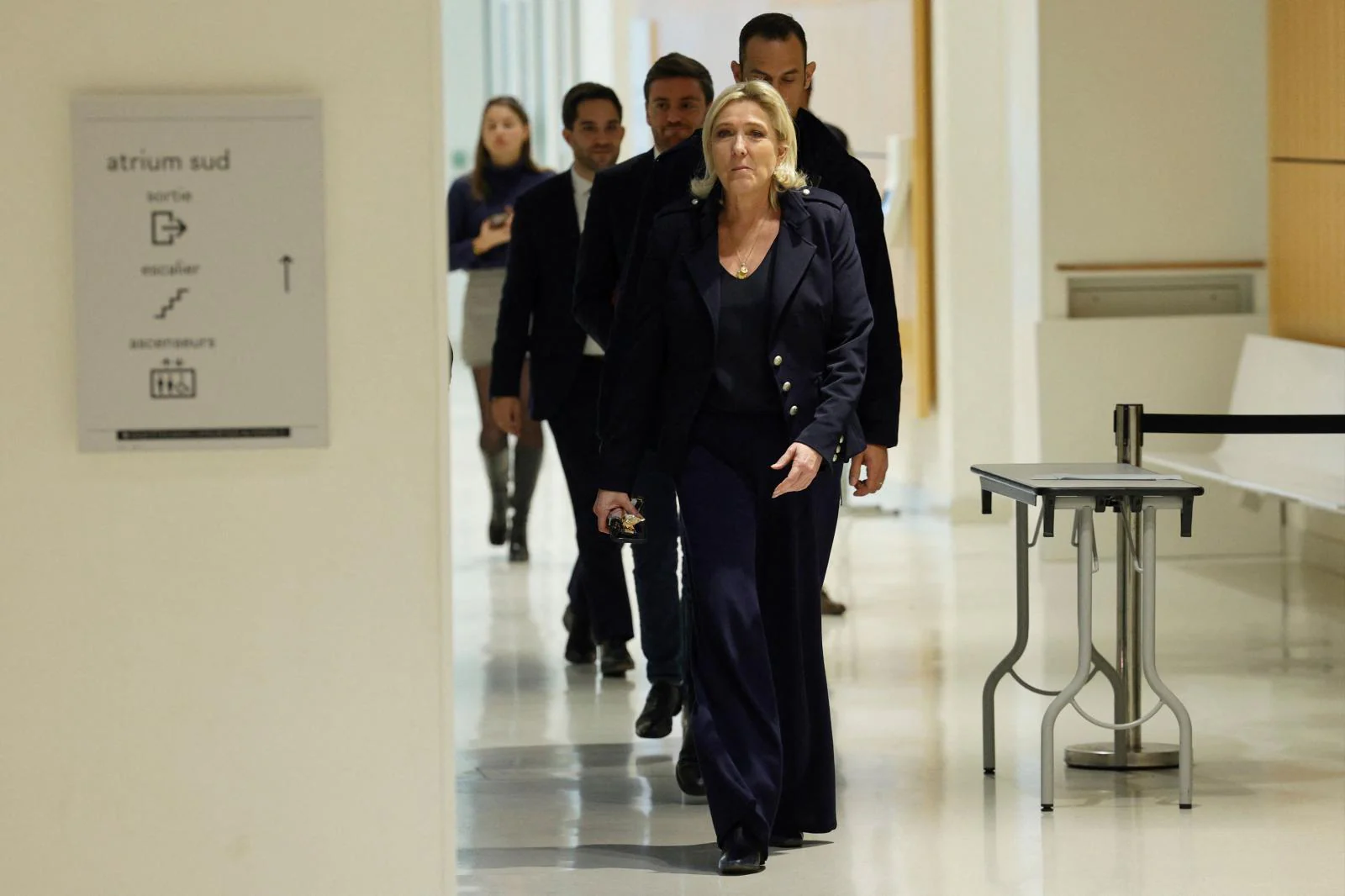 Marine Le Pen, a las puertas del tribunal en la audiencia por malversación de fondos del Parlamento Europeo.