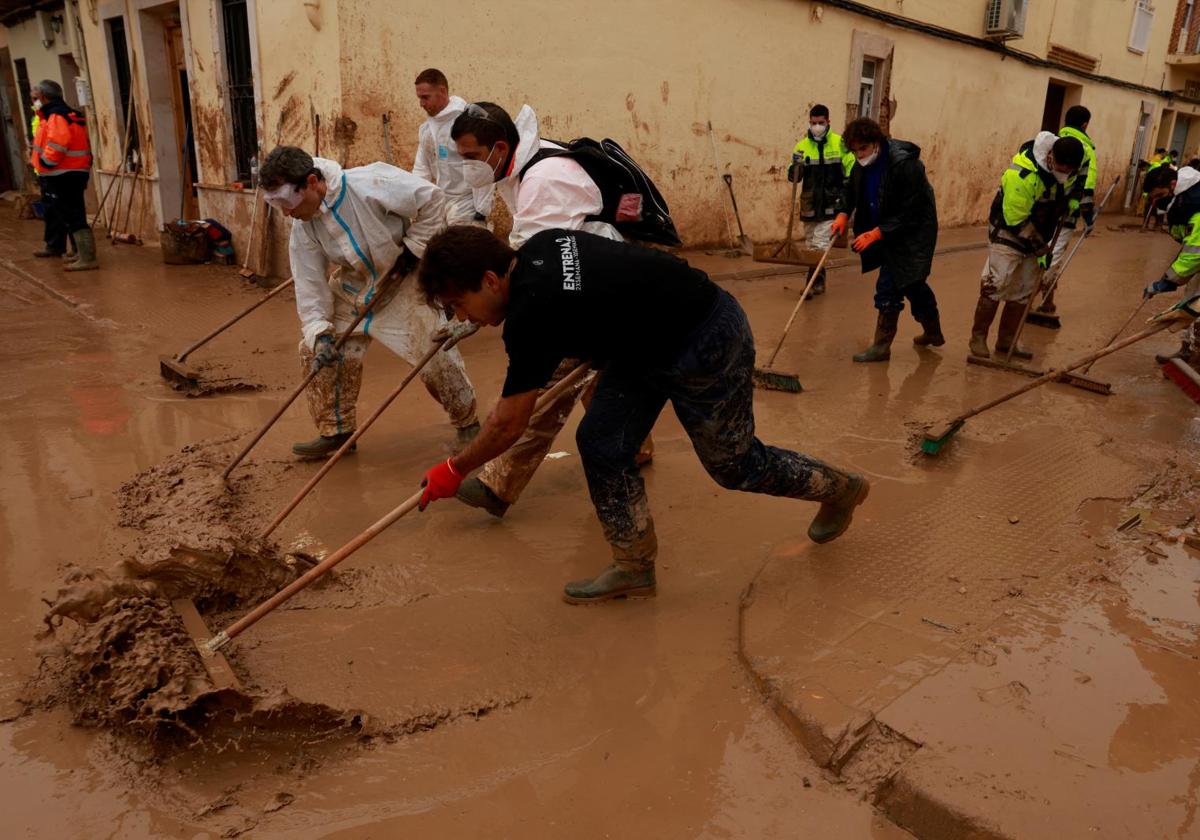 Unos operarios continúan limpiando las calles de Paiporta