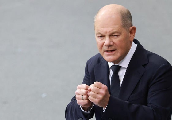 Olaf Scholz se dirige al Bundestag.