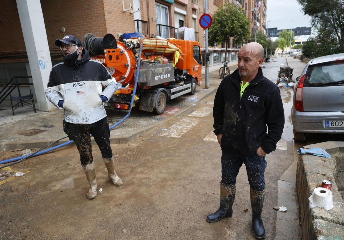 Carlos Moreno y José Luis Bañuls, a las puertas de su garaje en Alfafar.