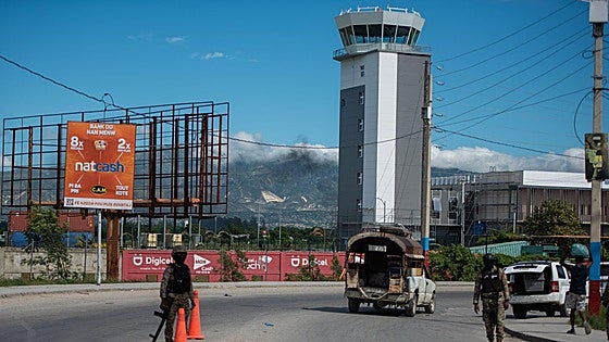 Las pandillas de Haití la emprenden a tiros con los aviones comerciales estadounidenses