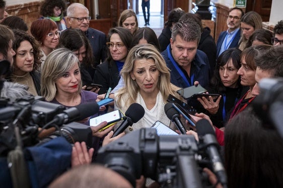 La vicepresidenta segunda, Yolanda Díaz, atiende a los medios en los pasillos del Cogreso.