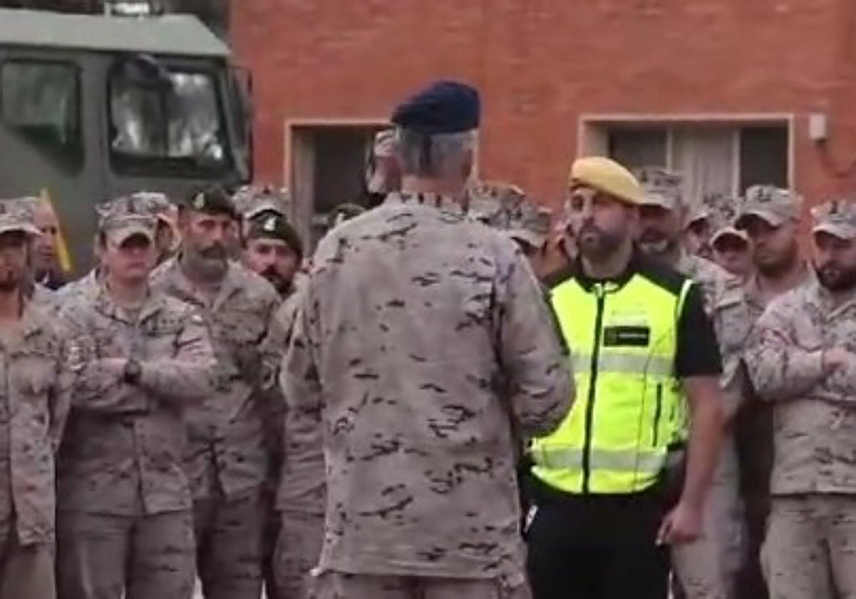 Corporal Óscar Chulvi, before King Felipe, this Tuesday in Valencia.