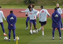 Los jugadores de la selección española preparan el partido ante Dinamarca.