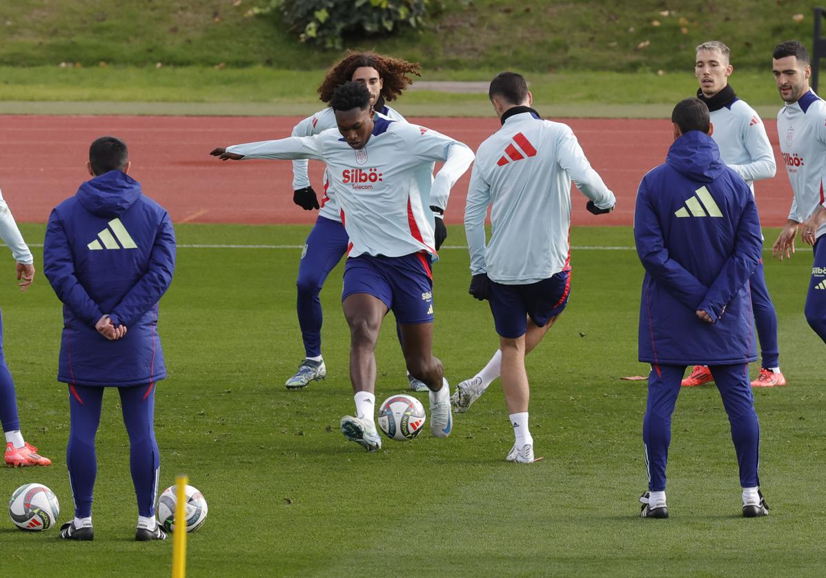 Los jugadores de la selección española preparan el partido ante Dinamarca.