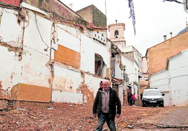 Rafael Hernández vive al lado de una casa derrumbada en la calle Bechinos.