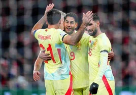 Oyarzabal, Olmo y Baena celebran con Ayoze el gol que este marcó contra Dinamarca en Copenhague.