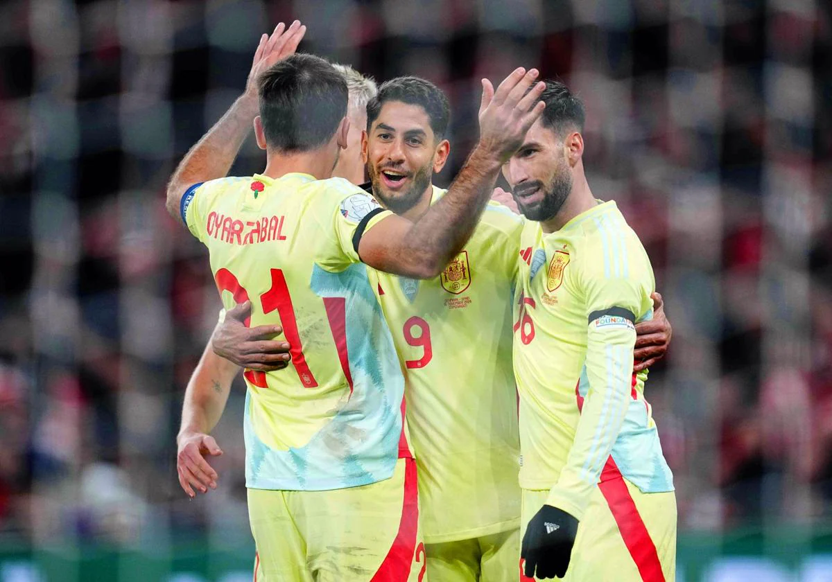 Oyarzabal, Olmo y Baena celebran con Ayoze el gol que este marcó contra Dinamarca en Copenhague.