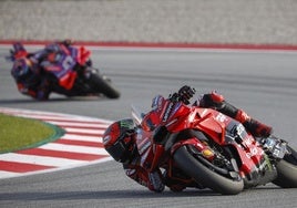 Pecco Bagnaia rueda por delante de Jorge Martín durante la carrera al sprint del GP Solidario de Barcelona.