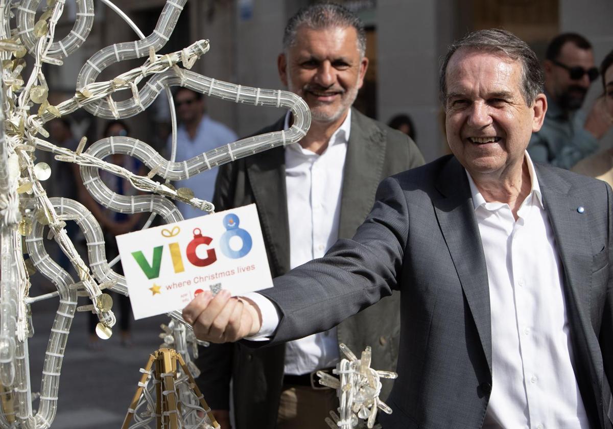 El alcalde de Vigo Abel Caballero, durante el inicio de la colocación de las luces de Navidad en Vigo en julio.