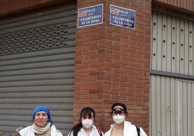 Voluntarias catalanas, en su 'calle'.