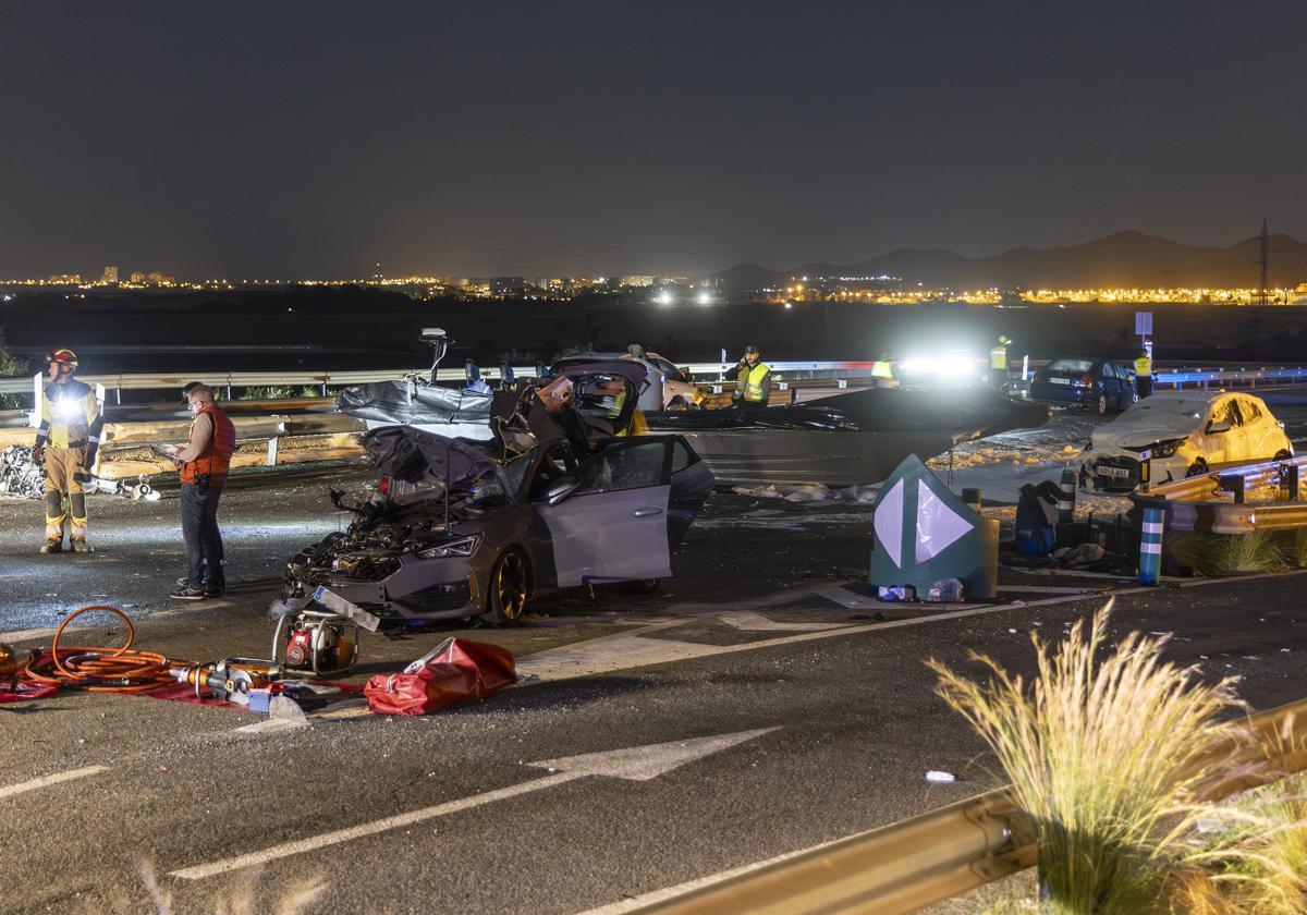 El coche donde viajaban los dos fallecidos, en primer plano y delante de la lancha, tras el accidente.