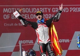 Aron Canet celebra su victoria en la carrera de Moto2 en el Gran Premio Barcelona Solidaridad