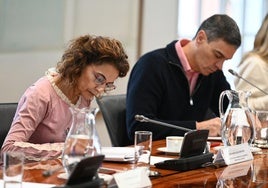 El presidente Sánchez, junto a la ministra de Hacienda, María Jesús Montero, en la reunión de este sábado del comité de crisis por la DANA.