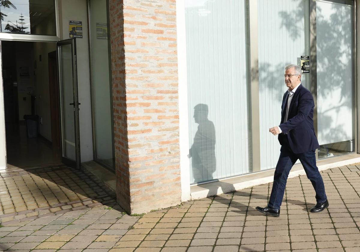 El alcalde, José María García Urbano, llegando al Juzgado número 5 de Estepona.