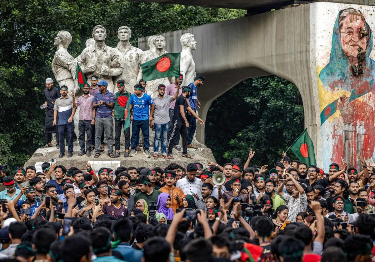 Estudiantes protestan para exigir rendición de cuentas y un juicio contra la derrocada primera ministra de Bangladés, Sheikh Hasina, cerca de la Universidad de Dhaka en la capital el pasado 12 de agosto.