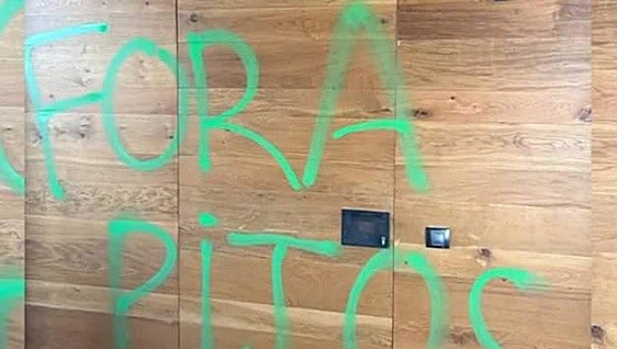 Las juventudes de la CUP vandalizan la casa de Piqué en Girona: «Fuera pijos»