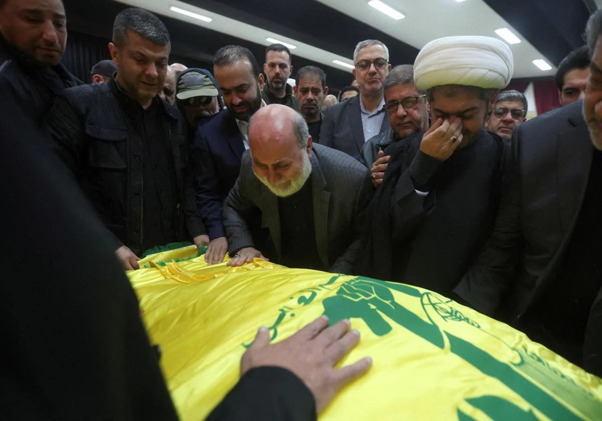 El funeral del portavoz de Hezbolá, fallecido en un ataque israelí en Beirut.