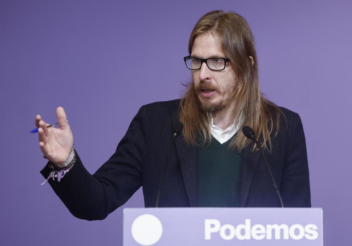 El coportavoz de Podemos Pablo Fernández en rueda de prensa este lunes.