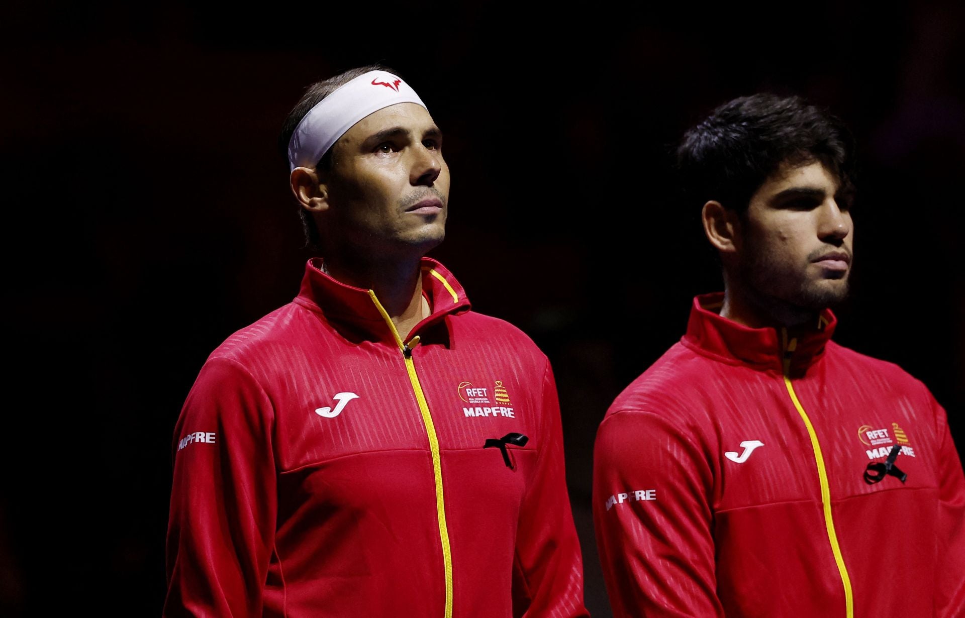 Rafa Nadal escucha emocionado el himno de España antes de que comenzase la eliminatoria ante Países Bajos en el Palacio de Deportes José María Martín Carpena de Málaga.