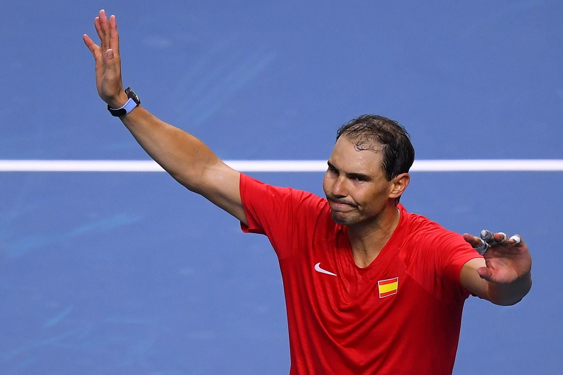 Rafa Nadal se despide del público congregado en el Palacio de Deportes José María Martín Carpena tras caer derrotado a manos del neerlandés Botic van de Zandschulp.