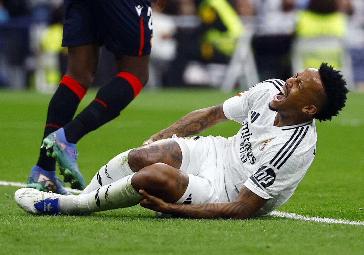 Éder Militao, tras caer lesionado durante el Real Madrid-Osasuna.