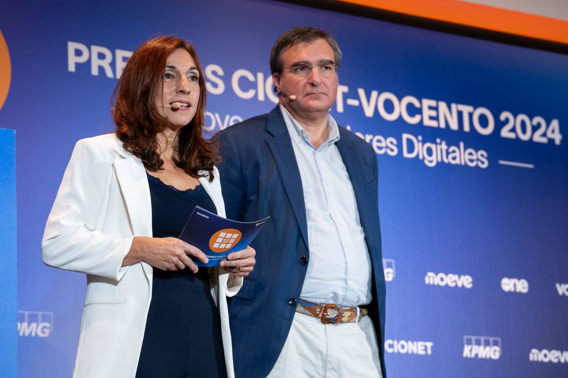 Belén Ibares, directora de programas de CIONET y José Andrés López de Fez, general Dynamics European Land Systems de Santa Bárbara Sistemas.