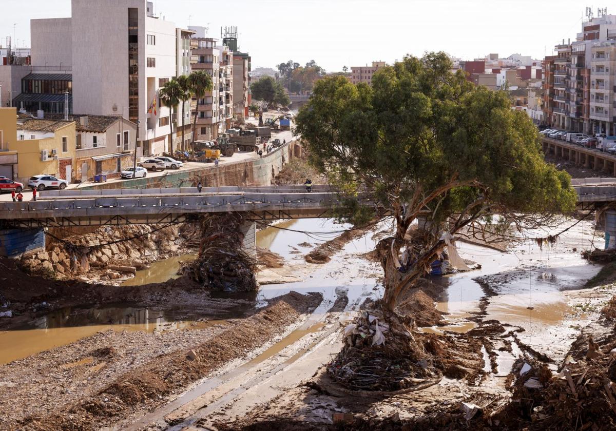 Imagen de uno de los puentes que cruza el Barranco del Poyo en Paiporta.