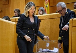 La portavoz del PP en el Senado, Alicia García, deposita su voto durante una sesión plenaria en el Senado, a 21 de noviembre de 2024, en Madrid