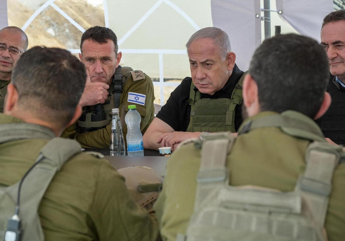 El primer ministro israelí, Benjamín Netanyahu, participa en una sesión informativa con el ejército en el sur de Ciudad de Gaza.