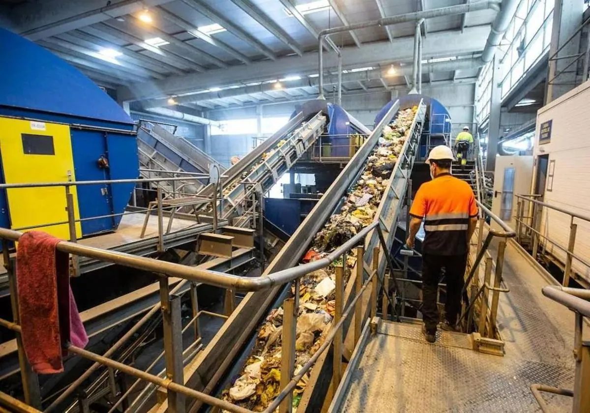 Interior de la planta de tratamiento de residuos de Alhendín el día después del hallazgo.