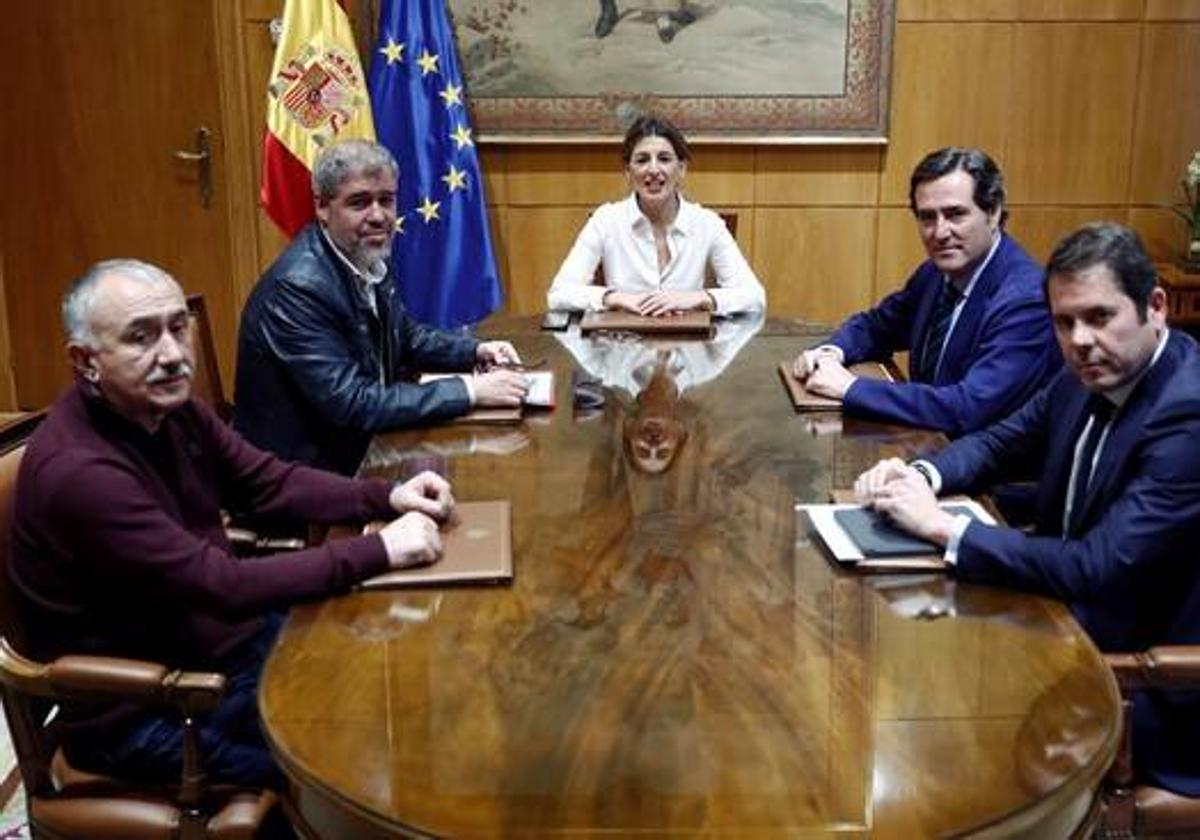 La vicepresienta segunda, Yolanda Díaz, junto a los líderes de UGT, CC OO, CEOE y Cepyme.