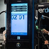 Por cada gasolinera que da servicio a la combustión, hay tres puntos de carga que hacen lo propio con los eléctricos y los híbridos enchufables