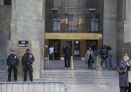 Vigilancia policial en el edificio del tribunal de Nueva York donde se celebró a inicios de este año el juicio a Trump por el 'caso Stormy Daniels'.