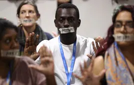 Activistas climáticos en la COP29.