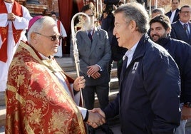 Alberto Núñez Feijóo saluda al obispo de la diócesis de Cartagena, José Manuel Lorca Planes.