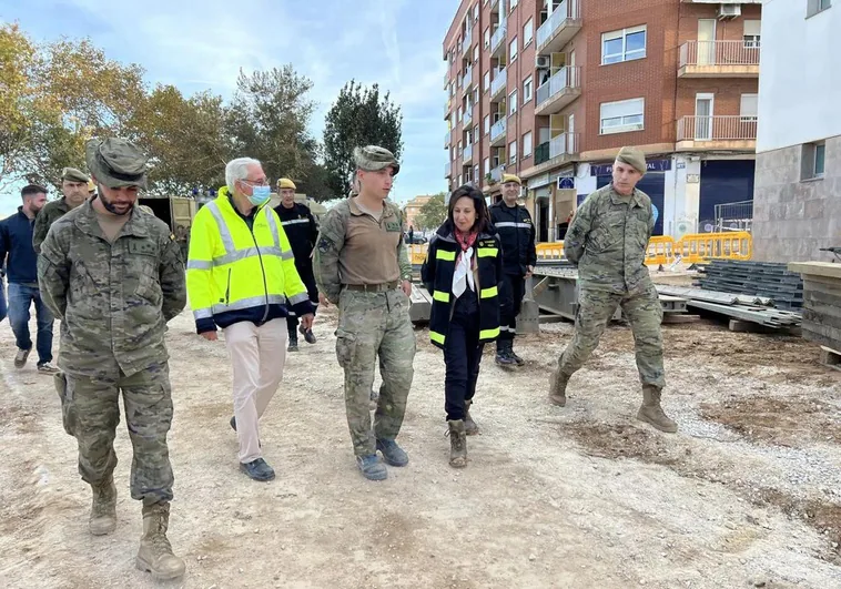 Margarita Robles abronca a unos vecinos afectados por la DANA en Paiporta: «Los garajes privados son secundarios»