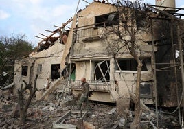 Vivienda destruida en el sur de Israel por uno de los misiles de Hezbolá.