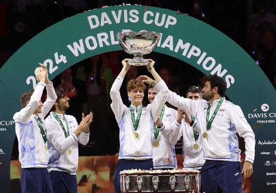 Jannik Sinner, levantando el trofeo de campeón de la Copa Davis con sus compañeros.