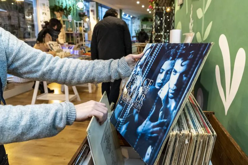 Vinilo en una tienda de discos