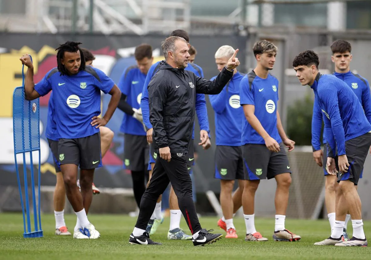 Hansi Flick dirige el entrenamiento del Barcelona en la Ciudad Deportiva Joan Gamper.