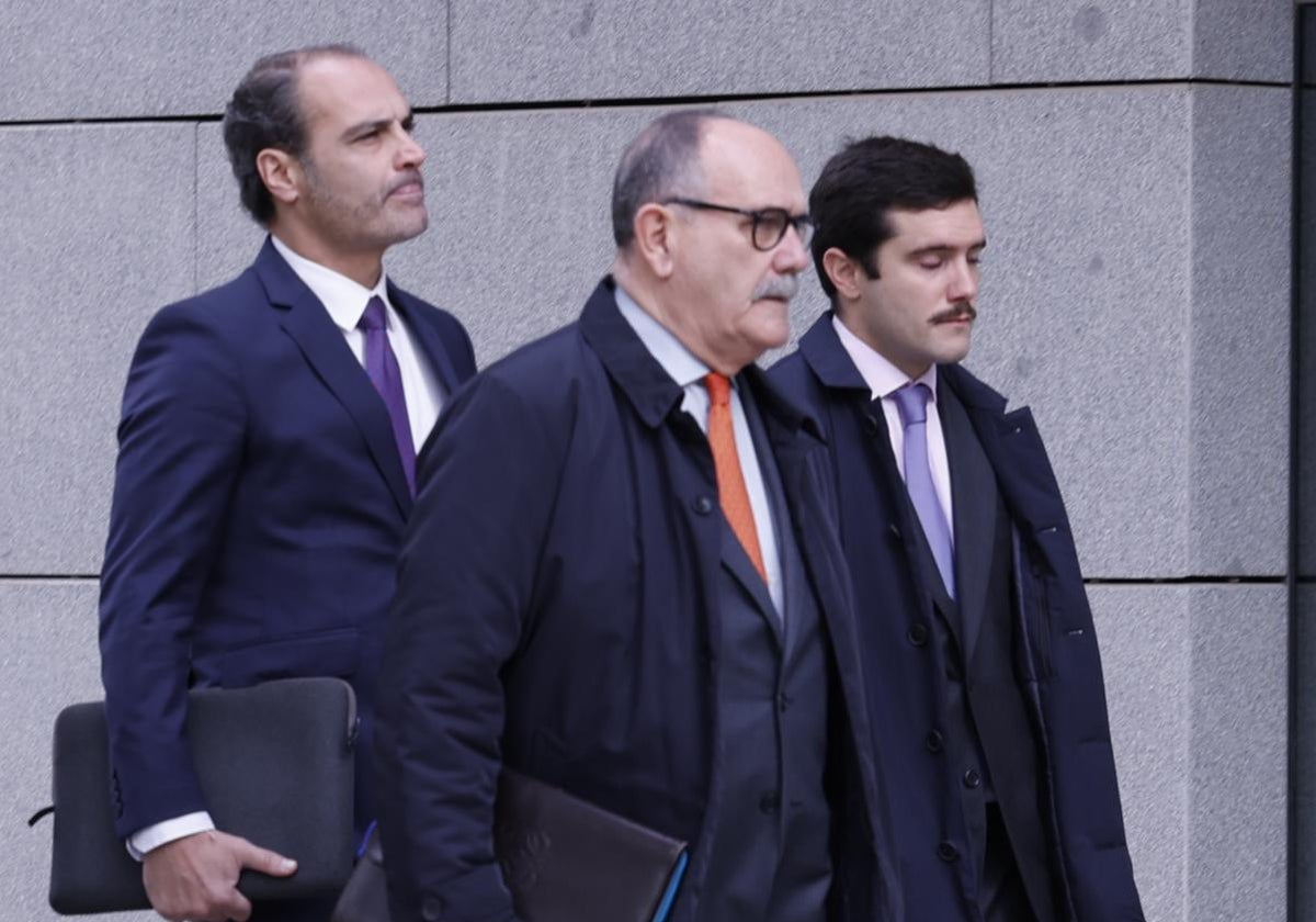 César Moreno, a la izquierda, uno de los tres socios del comisionista Víctor de Aldama, llega a la Audiencia Nacional este lunes para declarar por el 'caso Koldo'.