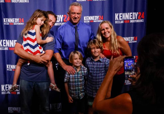 RFK Jr., al inicio de su campaña como independiente, rodeado de simpatizantes en Miami.